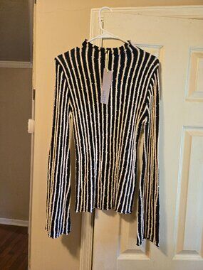 FreeMarket L black/white sweater, very cute & classy looking